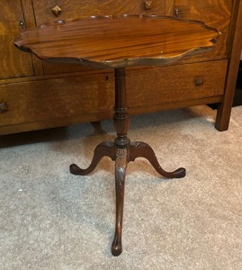 lot 241 image: Elegant Vintage Tilt Top Table