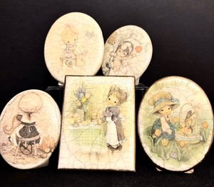 lot 54 image: Five Vintage Handcrafted Ceramic Holly Hobbie with Stand