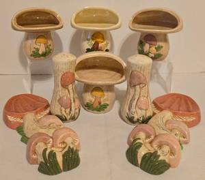 lot 127 image: Fun Vintage Mushroom Design Kitchen Pottery Options