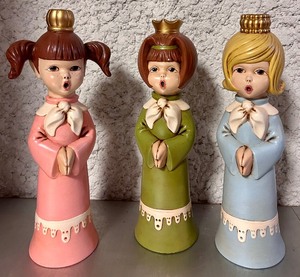lot 239 image: Beautiful Vintage 1964 Atlantic Mold Hand Painted Carolers