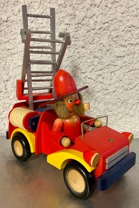 lot 321 image: Vintage Holzkunst Christian Ulbricht Fireman with Fire Truck