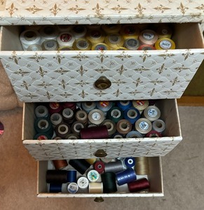 lot 117 image: Organizer Chest with a Large Variety of Thread