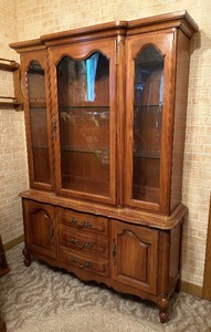 lot 13 image: Classy Vintage Thomasville Display Cabinet