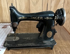 lot 257 image: Vintage Singer Sewing Machine