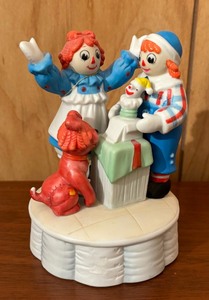 lot 260 image: Vintage Raggedy Ann and Andy Music Box