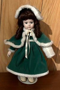 lot 166C image: Beautiful Christmas Around the World Doll