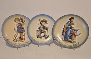 lot 216 image: Three Hummel Mothers Day Plates