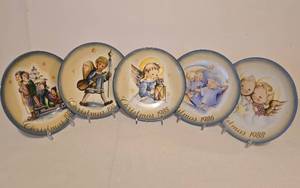 lot 218 image: Set of Hummel Christmas Plates