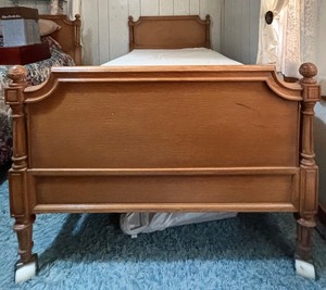 lot 343 image: Vintage Twin Bed with Wooden Headboard and Footboard