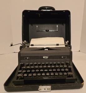 lot 394 image: Vintage Quiet Deluxe Typewriter