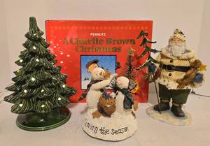 lot 407 image: Festive Holiday Grouping