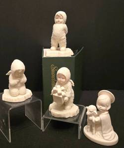 lot 438 image: Snow Baby Grouping  Goebel Figure