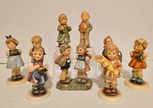 lot 459 image: Large Collection of Miniature GoebelHummel Figures