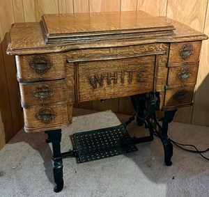 lot 472 image: Vintage White Brand Sewing Machine with Original Certificate