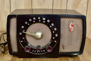 lot 474 image: Vintage Zenith Model H723 AMFM Bakelite Tube Radio
