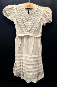 lot 328 image: Lovely Vintage Childs Christening Gown
