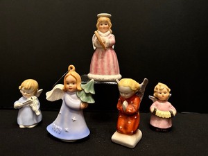lot 512 image: Adorable Vintage Miniature Hummels
