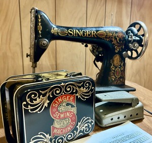 lot 520 image: Vintage Singer Sewing Machine