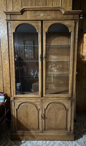 lot 507 image: Beautiful Vintage Display Cabinet with Storage