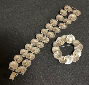 lot 535 image: Beautiful Bracelet and Brooch Set
