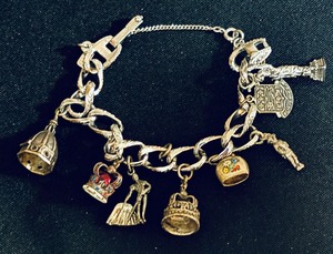lot 537 image: Vintage Monet Charm Bracelet
