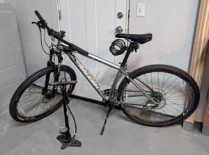 lot 101 image: Raleigh Tekoa 28 Cross Country Bike and Vibrelli Air Pump