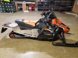 lot 8 image: Artic Cat Snow Pro 600 Snowmobile