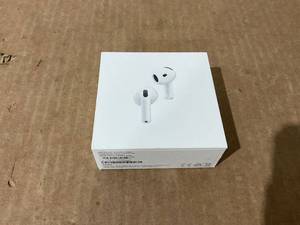 lot 17 image: Air Pods 4