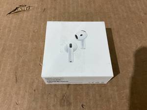 lot 21 image: Air Pods 4
