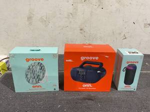 lot 120 image: LOT OF 3 onn. groove Speakers and Boombox
