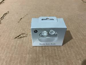 lot 32 image: Beats by Dr. Dre Beats Solo Bluetooth In Ear Ear Buds