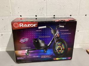 lot 528 image: Razor - RipRider 360 Lightshow - Black