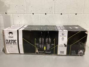 lot 558 image: Venum Classic Punching Bag - 70 lb - Heavy Bag Kit - 48 Assembled Length