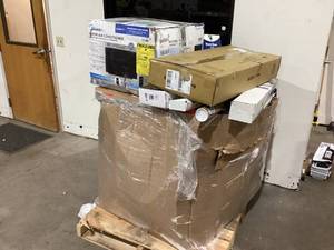 lot 900 image: Wholesale Pallet of Assorted Miscellaneous Items