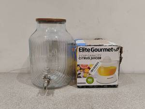 lot 82 image: ELITE GOURMET 2 CUP CAPACITY CITRUS JUICER WITH BEVERAGE DISPENSER