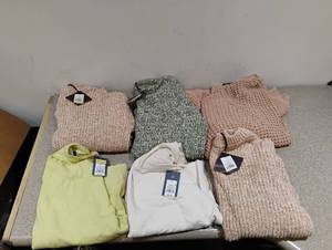 lot 105 image: 6 NEW XL WOMENS SWEATERS