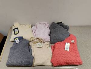 lot 107 image: 6 NEW MEDIUM WOMENS SWEATERS