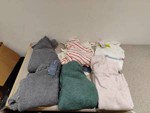 lot 108 image: 6 NEW SMALL WOMENS SWEATERS