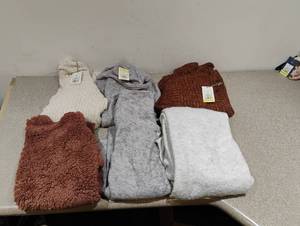 lot 109 image: 6 NEW XSMALL WOMENS SWEATERS