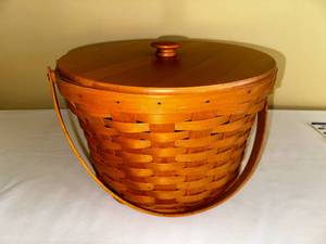 lot 7 image: Longaberger Picnic Basket