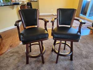 lot 13 image: Wood & Leather Swivel Bar Stools Set