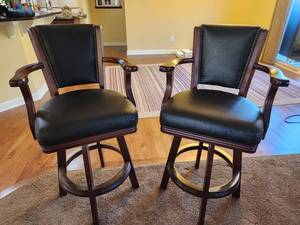 lot 14 image: Classic Wooden Swivel Bar Stools