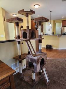 lot 19 image: Large Multi-Level Cat Tree