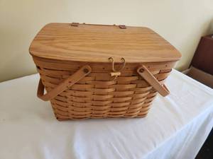 lot 31 image: Longaberger Picnic Basket
