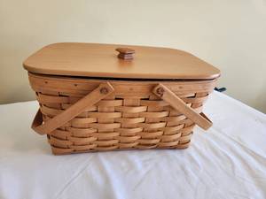 lot 33 image: Longaberger Woven Picnic Basket