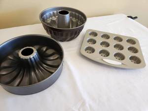 lot 37 image: Wilton Bakeware Set Bundt & Cupcake Pans