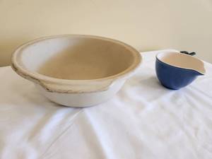 lot 40 image: Pampered Chef Stone & Ceramic Bowl