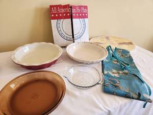 lot 42 image: All American Pie Plate Set