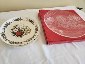 lot 46 image: Vintage Holiday Plate Set & Platter