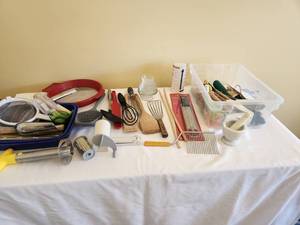lot 55 image: Assorted Kitchen Utensil Set